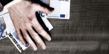 Basta super-stipendi ai banchieri!