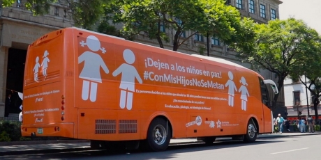 Alto al camión contra nuestros niños gays