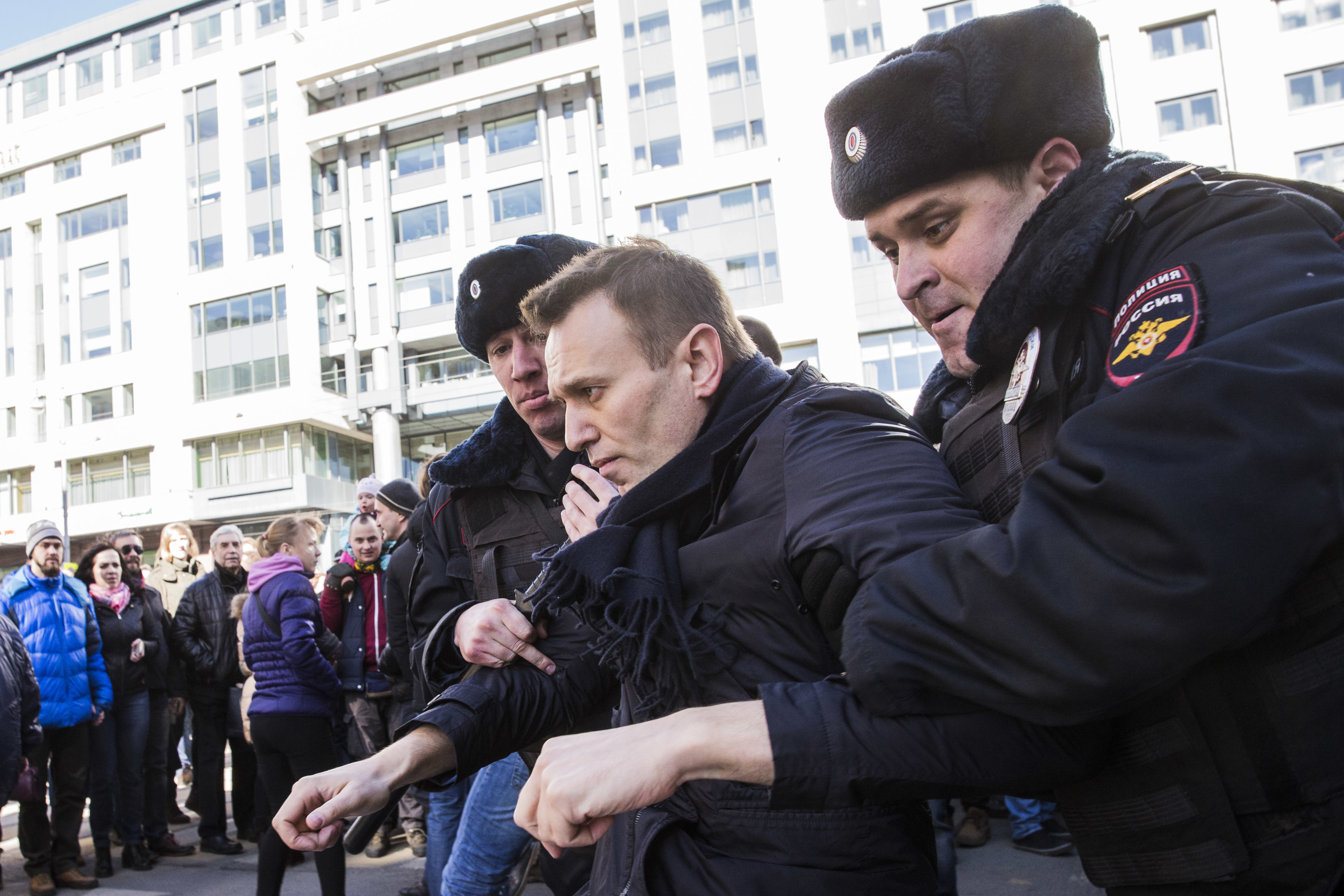 Навальный причина ареста. Навальный полиция. Навальный мент.