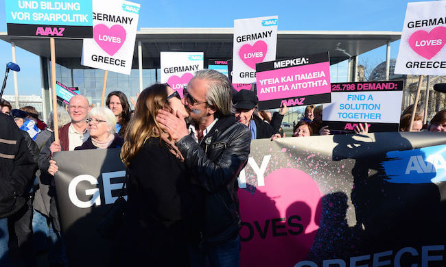 Un beso de esperanza para Grecia