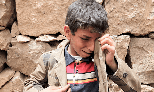 Prohibiendo que caigan bombas sobre las escuelas en Yemen